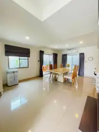 4 Bedroom House for Rent at Life in the Garden Rongpo - Motorway open dining area with marble table and tall ceiling