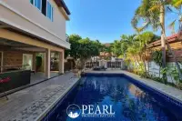4 Bedroom House for Sale in Central Pattaya spacious living room