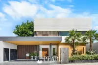 5 Bedroom House for Sale in Central Pattaya swimming pool and patio
