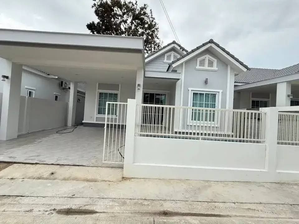 3 Bedroom House for Sale in Mabprachan, Pattaya, Thailand — 3-bedroom House — photo 1