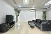 3 Bedroom House for Rent in Mabprachan spacious living room with sofa, flat-screen TV and air conditioning unit