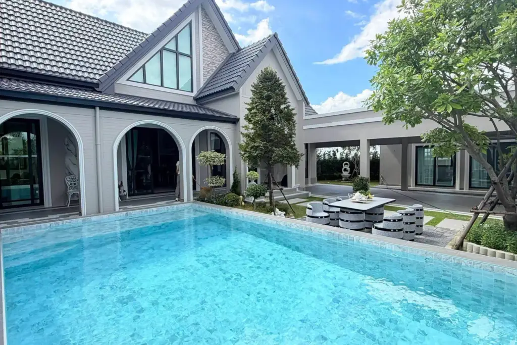 4 Bedroom House for Sale in Mabprachan with private swimming pool, patio dining area and lush garden