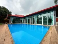 4 Bedroom House for Rent in Mabprachan corner view of swimming pool and floor-to-ceiling windows