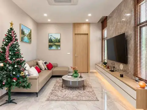 5 Bedroom House for Rent in Mabprachan cozy living room with sofa, TV wall and Christmas tree