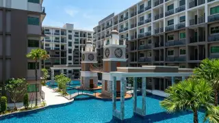 Arcadia Beach Continental: Exterior view of a building with arched windows and balconies, leading to a pool area.