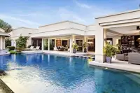8 Bedroom House for Sale at The Vineyard, modern open-plan living room with high ceilings