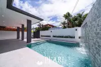 5 Bedroom House for Sale in Central Pattaya swimming pool and patio