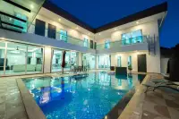 8 Bedroom House for Rent in Na Kluea evening view of villa courtyard and swimming pool