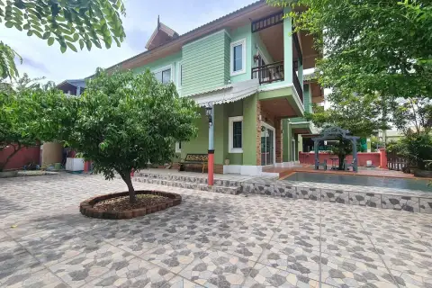 5 Bedroom House for Rent in Na Kluea front yard view with pool deck and garden seating area