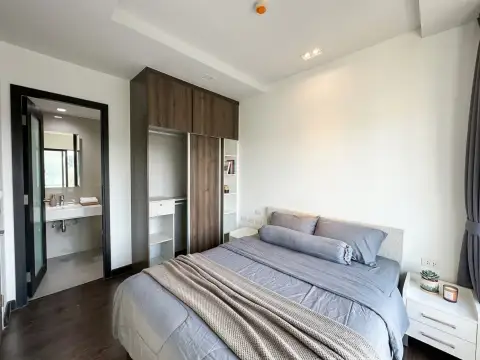 1 Bedroom Condo for Sale at Pattaya Posh bedroom with wardrobe closet and en-suite bathroom view