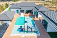 5 Bedroom House for Sale in Huay Yai spacious living room