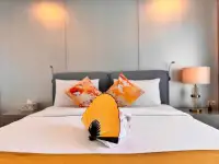 4 Bedroom House for Sale at Palm Spring villa Pattaya bedroom with decorative fan and orange patterned pillows on bed
