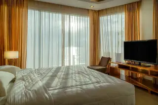 Paradise Ocean View: Well-equipped fitness center with treadmills, exercise bikes, and dumbbell rack.