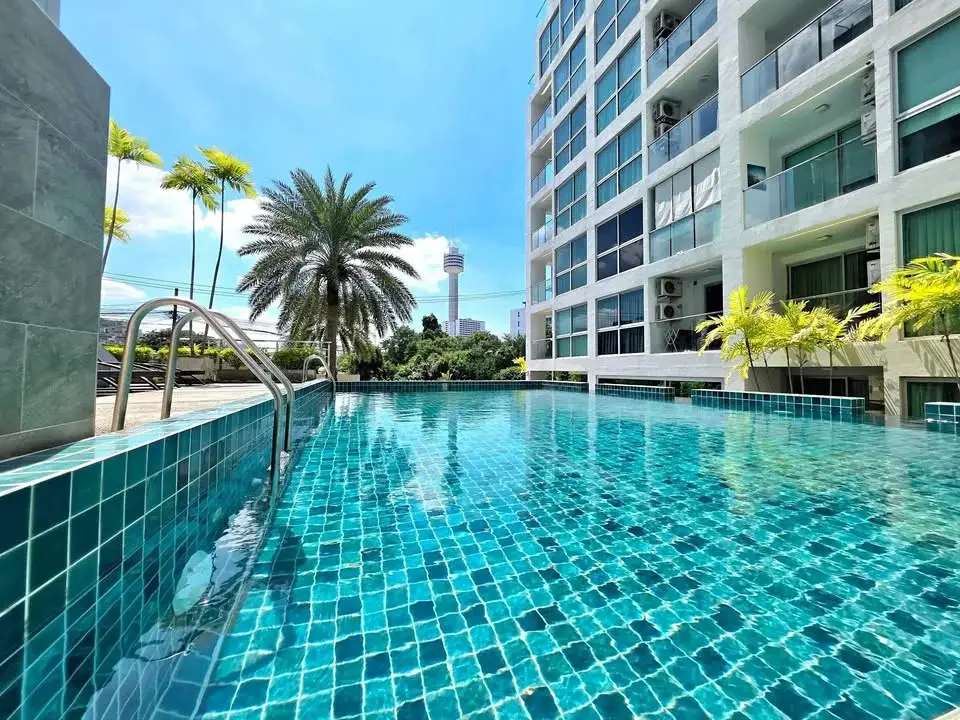 1 Bedroom Condo for Rent at Park Royal 3 infinity-edge swimming pool with palm trees and city view
