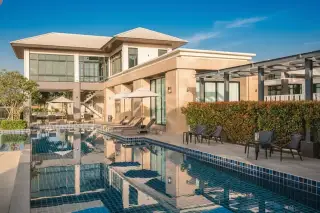 Patta Prime large modern house with private swimming pool, sun loungers, and patio area.