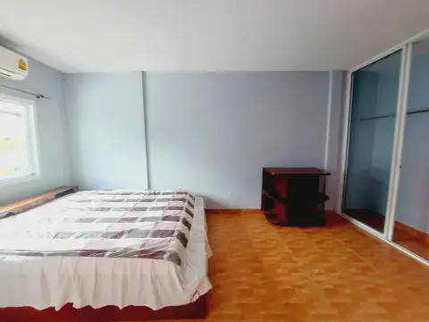 2 Bedroom House for Rent in Central Pattaya bedroom with bed, air conditioner and mirrored closet