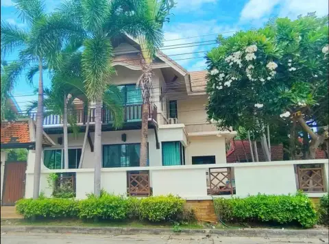 3 Bedroom House for Rent in Central Pattaya two-story exterior facade surrounded by palm trees and garden