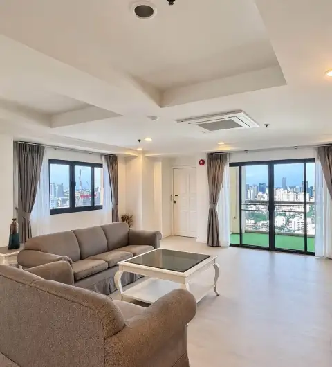 3 Bedroom House for Rent in Central Pattaya spacious living room with city skyline view through large windows