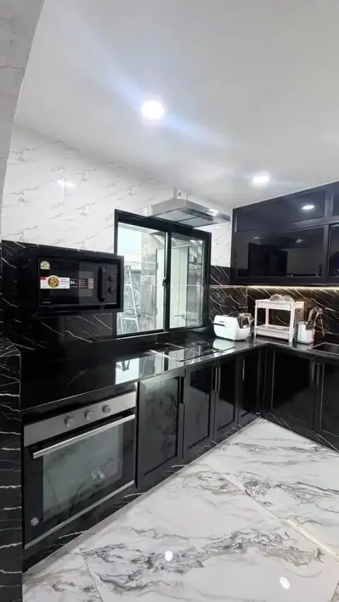 3 Bedroom House for Rent in Central Pattaya modern black kitchen with marble countertops and built-in oven