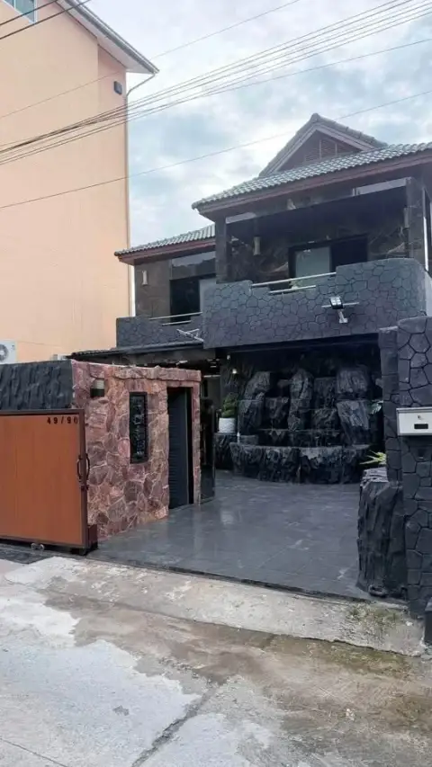 3 Bedroom House for Rent in Central Pattaya exterior stone facade entrance and gated driveway