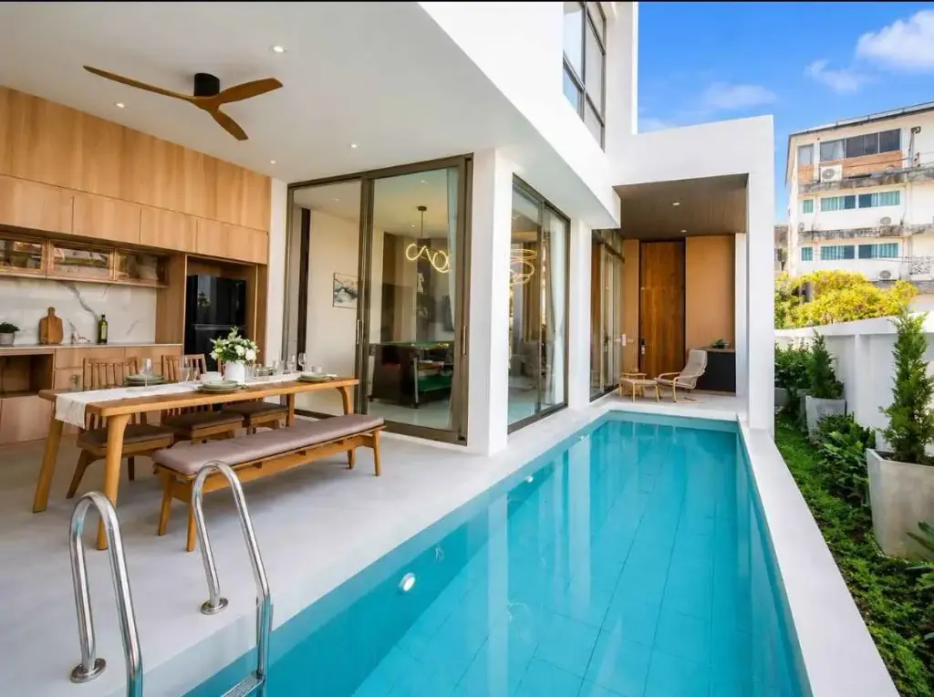 3 Bedroom House for Rent in Central Pattaya private outdoor pool beside open-plan kitchen and dining area