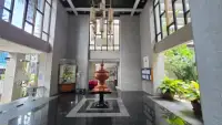 1 Bedroom Condo for Sale spacious lobby with high ceiling, chandelier and golden Thai decor