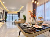 3 Bedroom Townhouse for Rent in Central Pattaya open-plan dining area with marble table and living space view