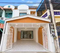 3 Bedroom Townhouse for Rent in Central Pattaya front exterior view with covered carport and white gate