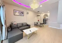 3 Bedroom Townhouse for Rent in Central Pattaya open-plan living and dining area with kitchen view