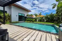 5 Bedroom House for Sale in Central Pattaya spacious master bedroom with ensuite bathroom