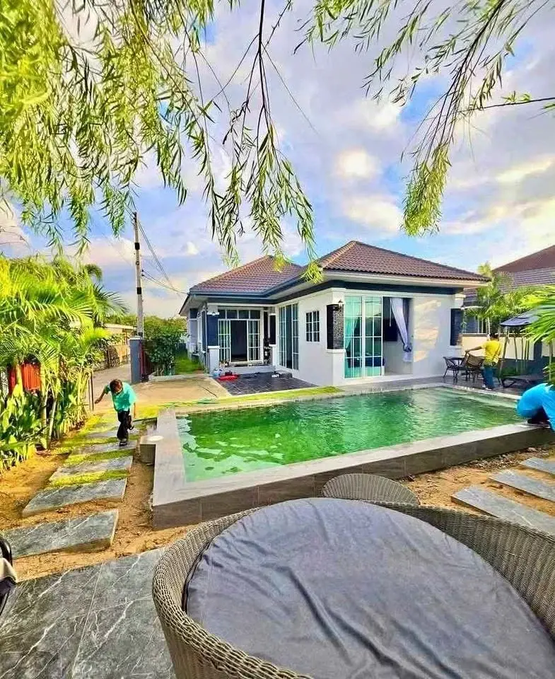 4 Bedroom House for Rent in Mabprachan single-story villa with private pool and patio seating area