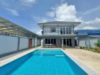4 Bedroom House for Rent in East Pattaya front facade with balcony overlooking private pool