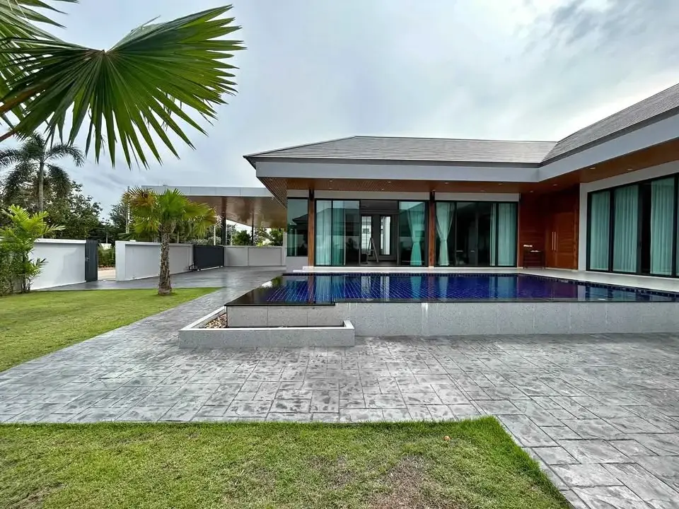 5 Bedroom House for Rent in Mabprachan modern single-story villa with corner pool and palm trees