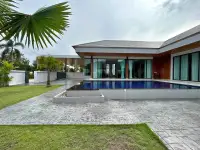 5 Bedroom House for Rent in Mabprachan modern single-story villa with corner pool and palm trees
