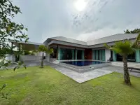 5 Bedroom House for Rent in Mabprachan corner pool villa exterior at dusk with palm trees