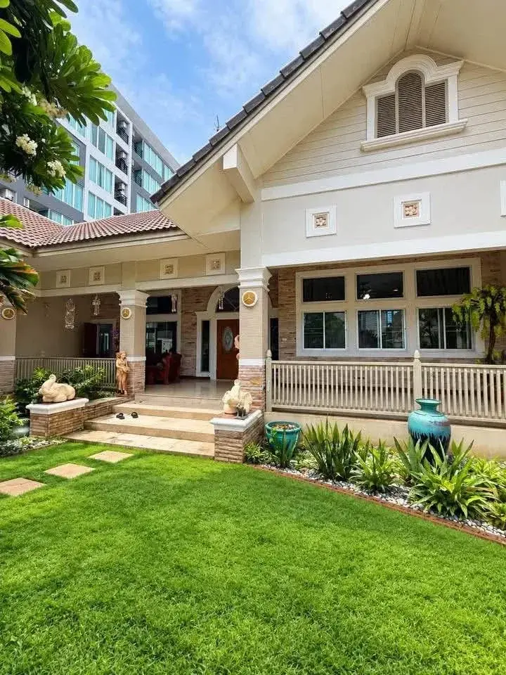 4 Bedroom House for Sale in Pratumnak Hill, Pattaya, Thailand — 4-bedroom House — photo 1