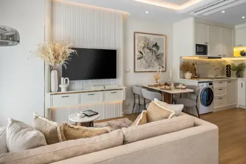 1 Bedroom Condo for Sale in Seaspire Jomtien spacious bedroom with king-size bed