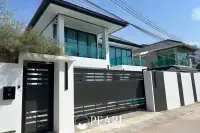 5 Bedroom House for Sale in Jomtien exterior front view
