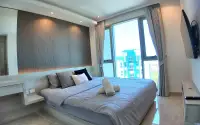 1 Bedroom Condo for Sale & Rent at Riviera Monaco bedroom with king bed and city view window