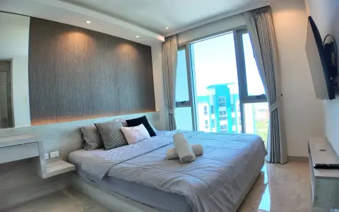 1 Bedroom Condo for Sale & Rent at Riviera Monaco bedroom with king bed and city view window