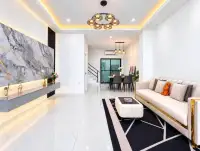 2 Bedroom Townhouse for Rent in East Pattaya open-plan living and dining space with marble feature wall