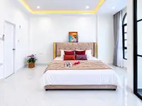 2 Bedroom Townhouse for Rent in East Pattaya bedroom with tufted headboard and ambient lighting