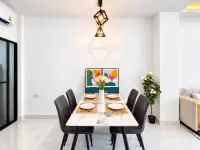 2 Bedroom Townhouse for Rent in East Pattaya dining area with marble table set for four