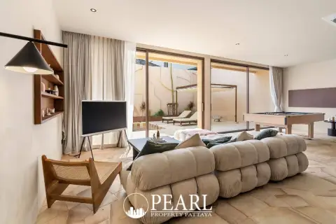 5 Bedroom House for Sale in Villa Barrera master bedroom with ensuite