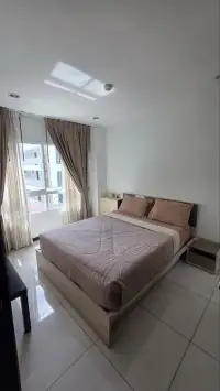 1 Bedroom Condo for Sale at Siam Oriental Tropical Garden bedroom with double bed and city-view window