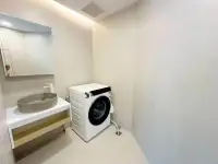 2 Bedroom Condo for Sale at Siam Penthouse 3 bathroom with washing machine, oval sink and large mirror