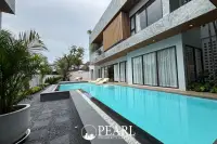 4 Bedroom House for Sale in Tree Villa spacious living room