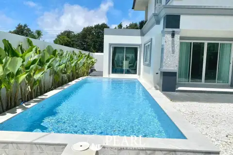 5 Bedroom Villa for Sale in Bang Lamung private swimming pool