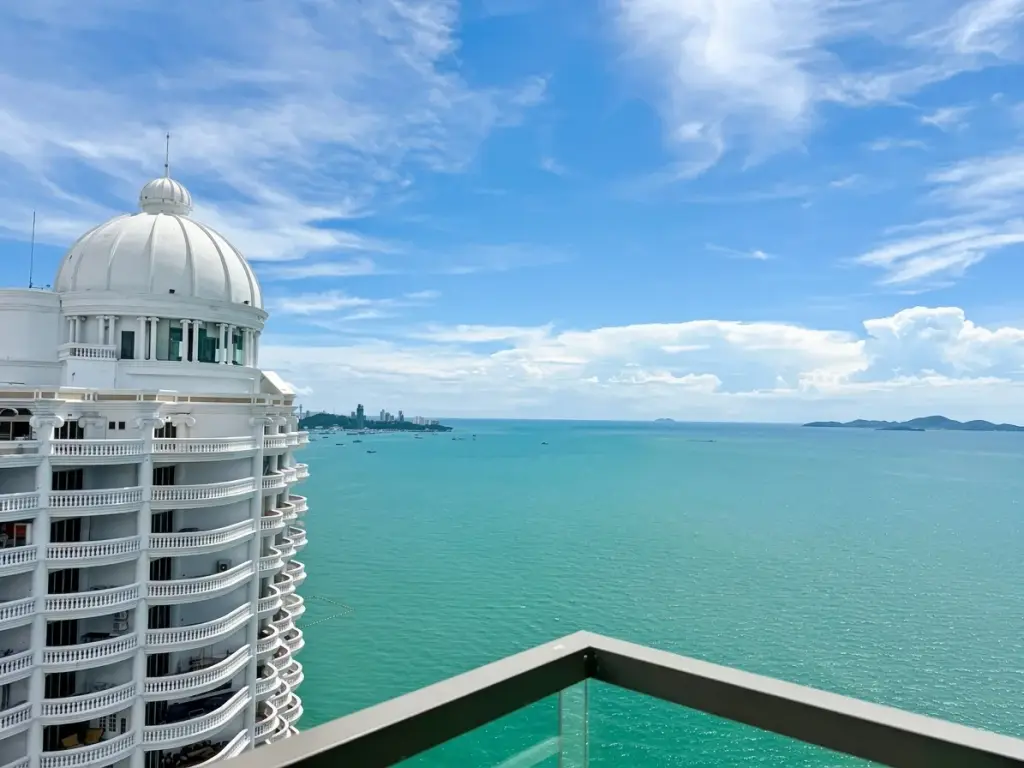 1 Bedroom Condo for Sale at Wongamat Tower, Pattaya, Thailand — 1-bedroom Condo — photo 1