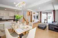 4 Bedroom House for Rent in Takhian Tia dining area with crystal chandelier and open kitchen view